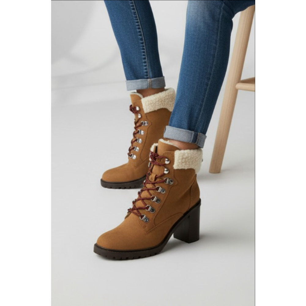 Nine West Peer Sherpa Cuff Ankle Boot Dark Natural Suede Red Laces Size 8 NIB - Picture 2 of 6